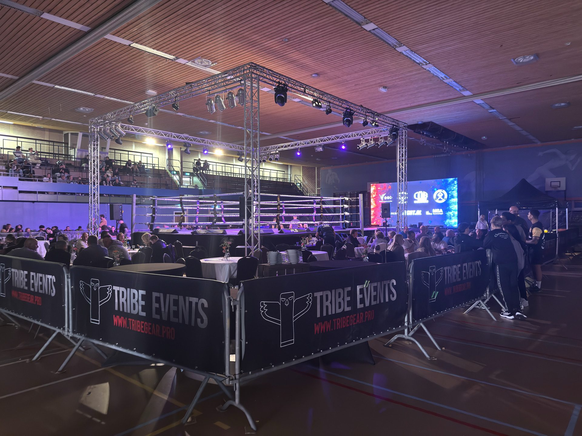 Kickboxgala in een sporthal met truss, verlichting en ledscherm, verzorgd door MSA Sound and Light